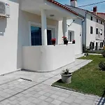 Tina Pula